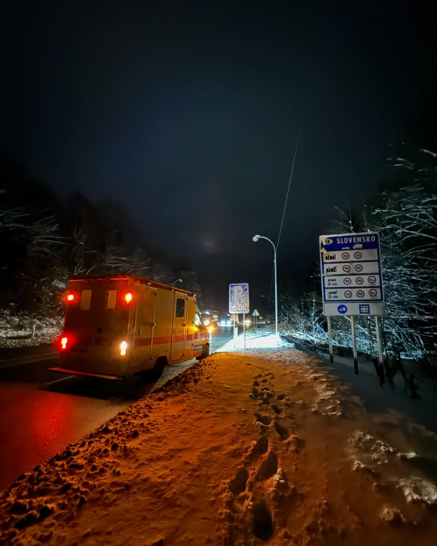 Автомобіль медичного транспортування на засніженій дорозі